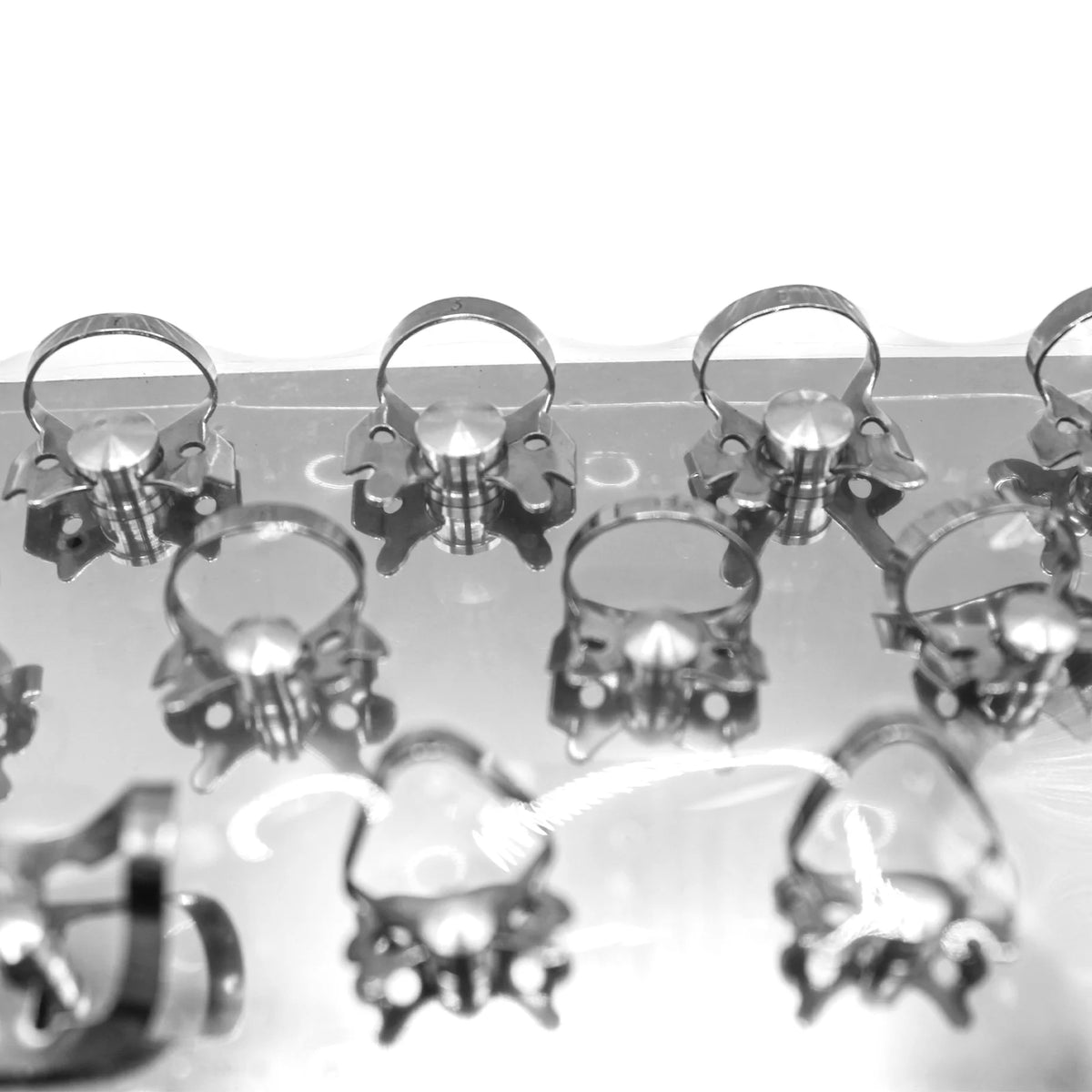 Kit complet de crampons pour prémolaires et molaires, présenté sur un plateau autoclavable - Fabriqué en Italie par Asa Dental - uofti.com
