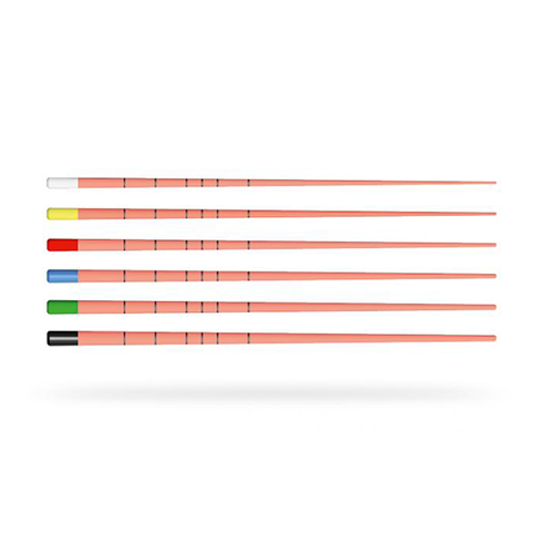 La Gutta Percha, produit dérivé du latex naturel, est enrichie avec notamment de l’oxyde de zinc ou des résines pour améliorer ses propriétés chimico-physiques. Pointes de précision roulées et produites dans le respect des exigences d’hygiène les plus sévères. Elles sont rigides pour ne pas se plier lors de leur insertion et restent assez flexibles pour une utilisation dans les canaux courbes. Leur malléabilité est aussi idéale pour permettre une obturation optimale