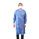Blouse ou surblouse de chirurgie taille unique à usage unique 40 g/m² hydrophobe. Scratch sur la nuque, lien au dos et élastiques aux manches pour un ajustement parfait.  Sachet individuel.  Caractéristiques et avantages :   Agréable et léger, le polypropylène est très respirant Fermeture dorsale par lacet à la ceinture et un scratch au niveau du col  Sans poche Manches longues  Taille unique