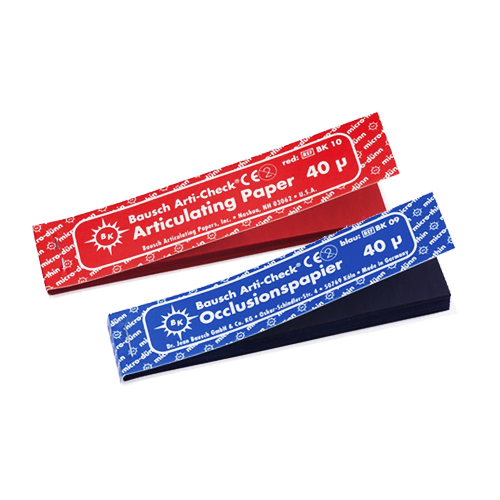 Papier d'occlusion Arti-Check micromince 40µ de BAUSCH.  Colorant sur les 2 faces. Des microcapsules éclatent à la pression. Marquage très précis et sélectif. Sans aucune bavure.  Couleurs disponibles : bleu, rouge, pour différencier les points de contact centrés et excentrés.  Présentation en carnets de 200 bandes étroites (70 x100 mm).