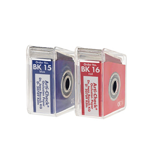 Papier d'occlusion Arti-Check micromince 40µ de BAUSCH.  Colorant sur les 2 faces. Des microcapsules éclatent à la pression. Marquage très précis et sélectif. Sans aucune bavure.  Couleurs disponibles : bleu, rouge, pour différencier les points de contact centrés et excentrés.  Présentation en rouleau de 10 m en distributeur, largeur 22 mm.