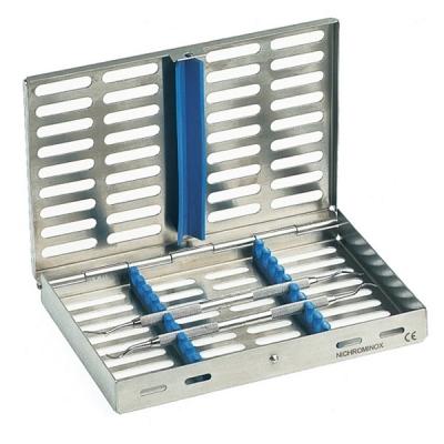 Fabriqués en inox et silicone, elles sont conçues pour résister à toutes les solutions de désinfection. Conviennent aux ultrasons. Ensachage possible. Fixation sûre des instruments grâce aux portes-instruments en silicone.  Couleur : Bleue. Couvercle détachable. Autres coloris disponibles.
