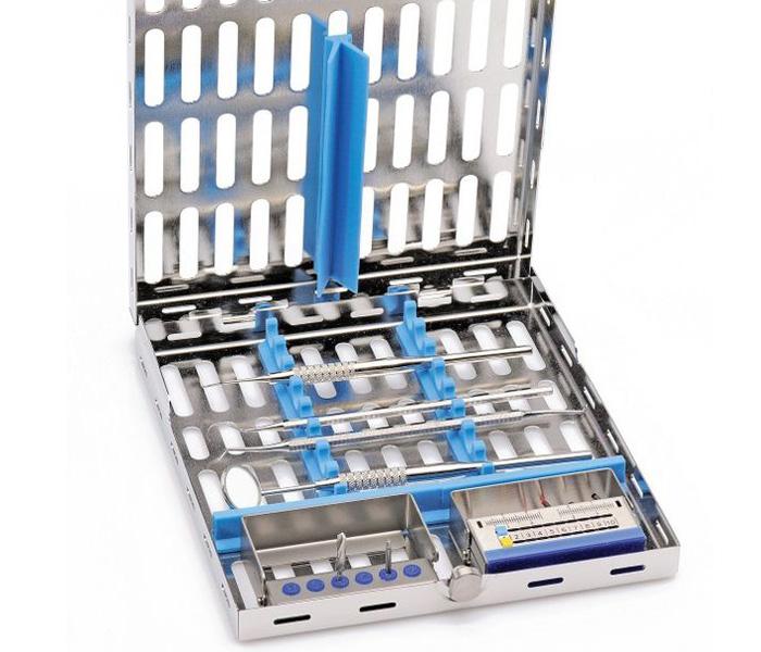 Fabriqués en inox et silicone, elles sont conçues pour résister à toutes les solutions de désinfection. Conviennent aux ultrasons. Ensachage possible. Fixation sûre des instruments grâce aux portes-instruments en silicone.  Couleur : Bleue. Couvercle détachable. Autres coloris disponibles.