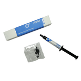 La seringue liquide de barrage i-DAM 3,5g est une résine photopolymérisable à base de méthacrylate conçue pour isoler le parodonte marginal lors du traitement de blanchiment dentaire. Cette formulation unique reflète la lumière émise par la lampe de photopolymérisation, accentuant ainsi l'action du gel blanchissant.