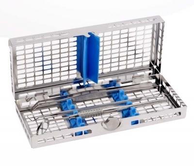 Idéales pour le nettoyage en thermo-laveur. Ultra-ajourées. Compatibles avec tous les modes de stérilisation. Tout nouveau système de fermeture ( avec boutons rotatifs). En inox et silicone. Autres coloris disponibles sur demande.  DM Classe I. Fabricant: Nicrominox.